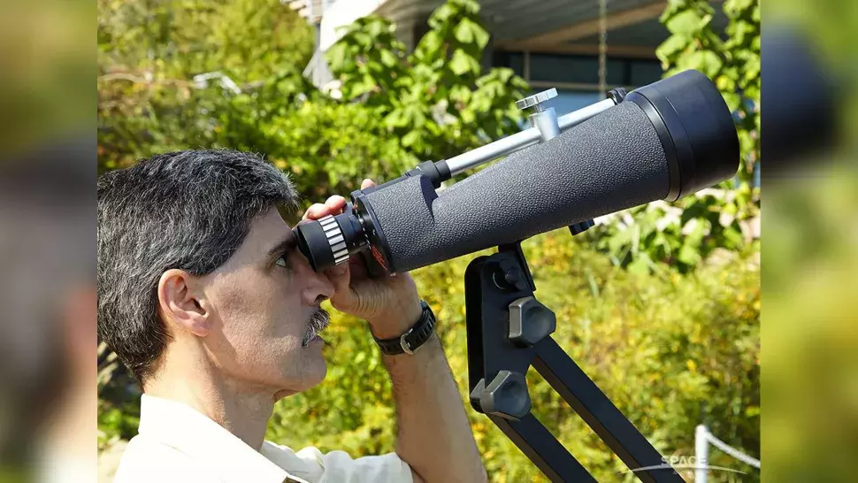 Jumelles Celestron Skymaster 25x100 utilisées avec un auteur regardant la lune à travers elles.